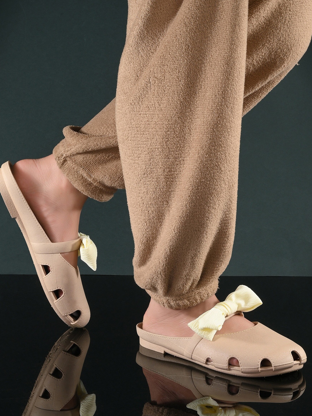 

Layasa Women Lightweight Sliders, Beige