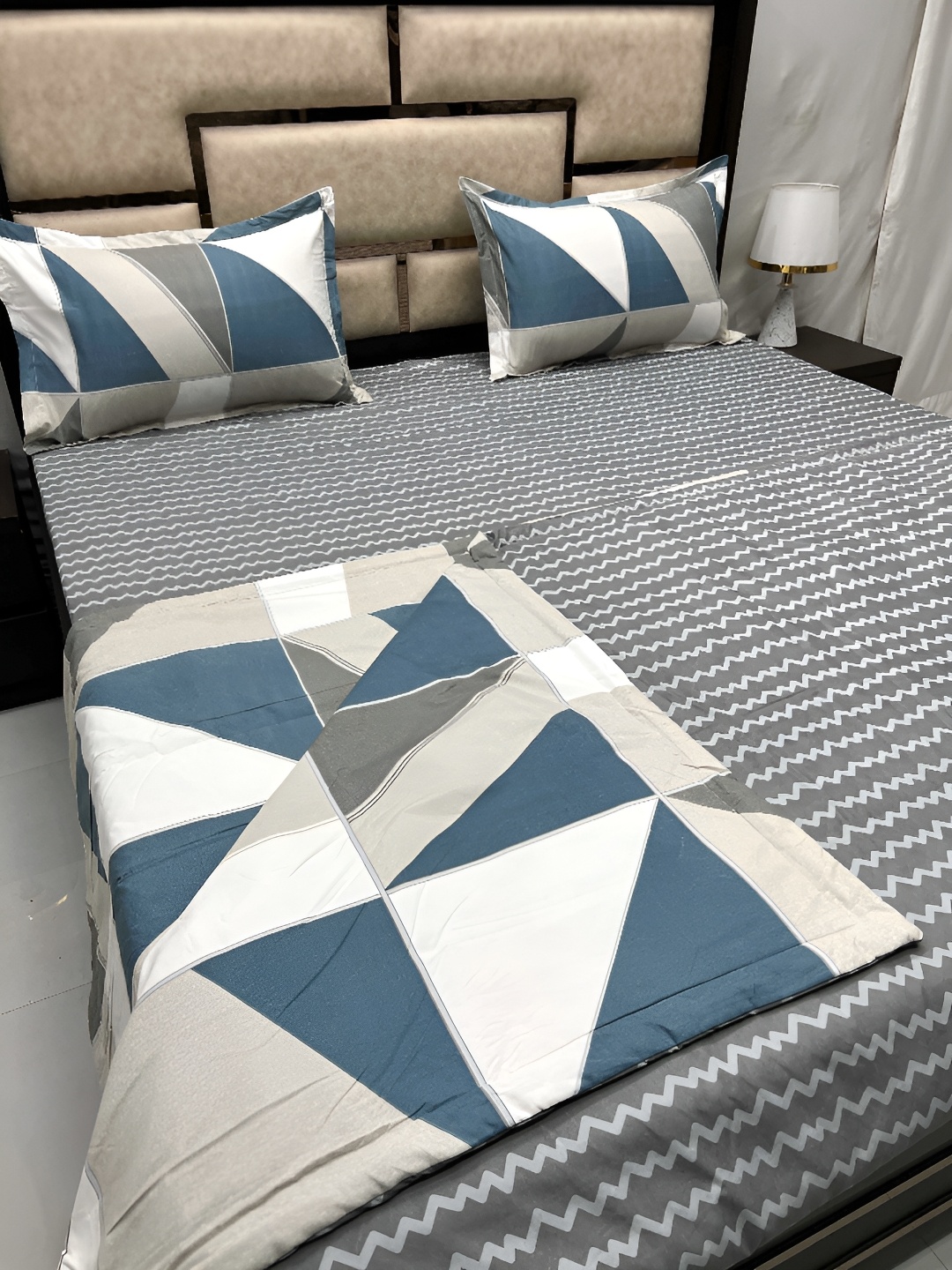 

Pure Decor Blue & White 4 Pcs Geometric Cotton Double King Fine Bedding Set