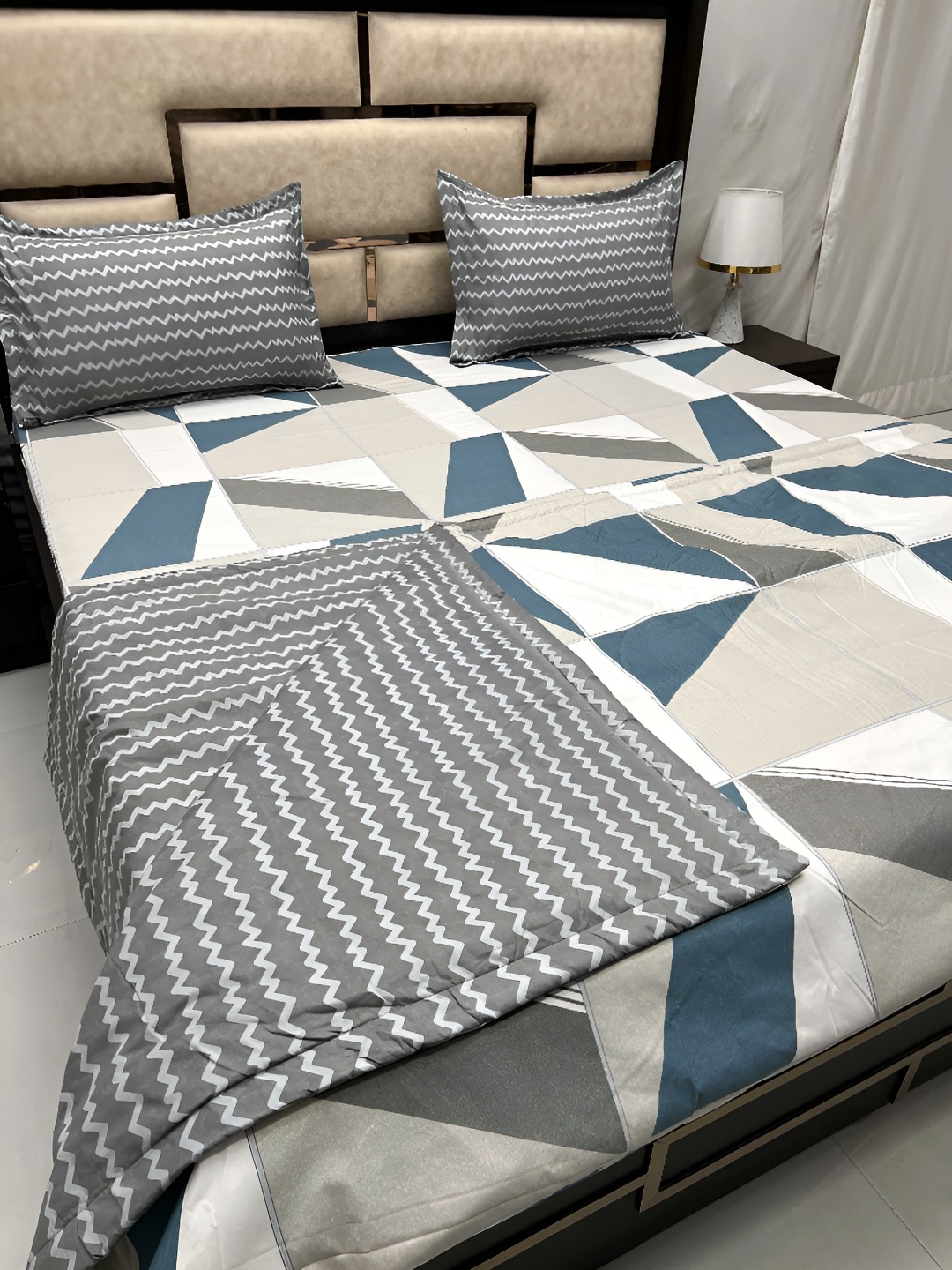 

Pure Decor Grey & White Geometric Cotton Double King Superfine Bedding Set