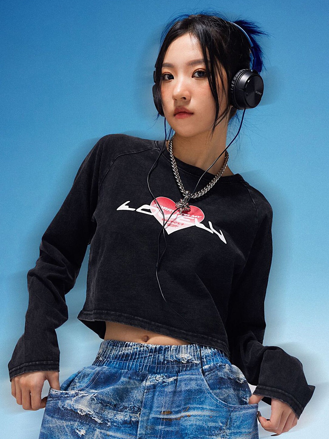 

LULU & SKY Graphic Printed Long Sleeves Crop T-shirt, Black