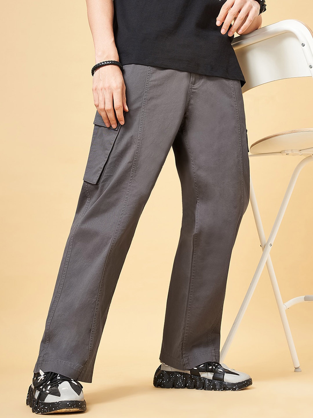

YU by Pantaloons Men Mid-Rise Cargos, Charcoal