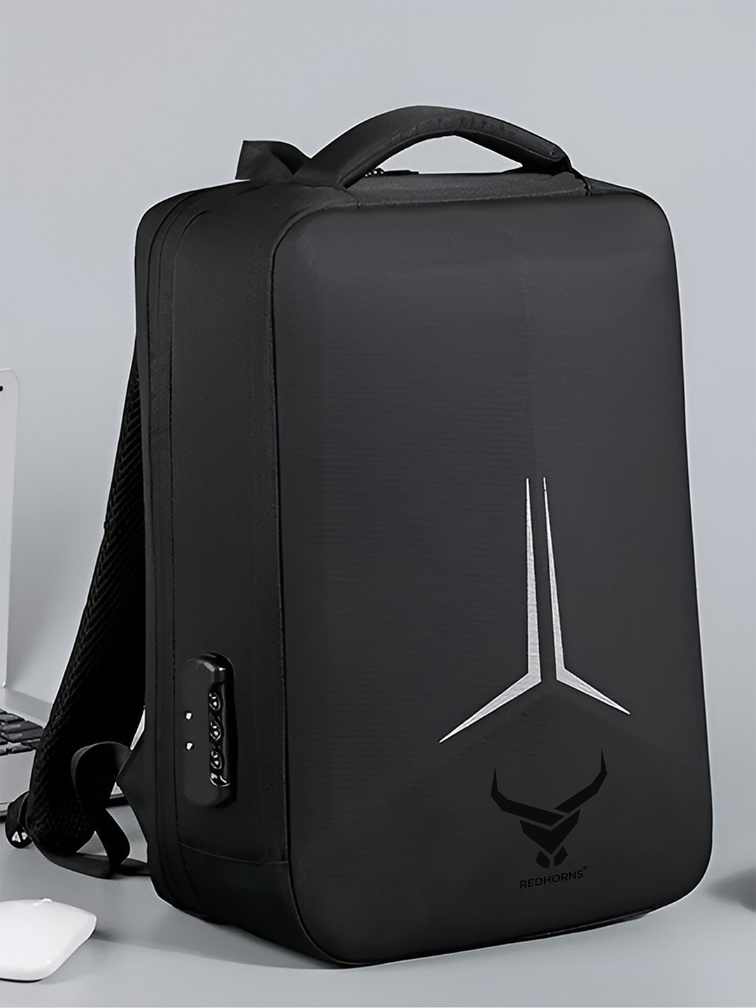 

REDHORNS Unisex Backpack with USB Charging Port, Black