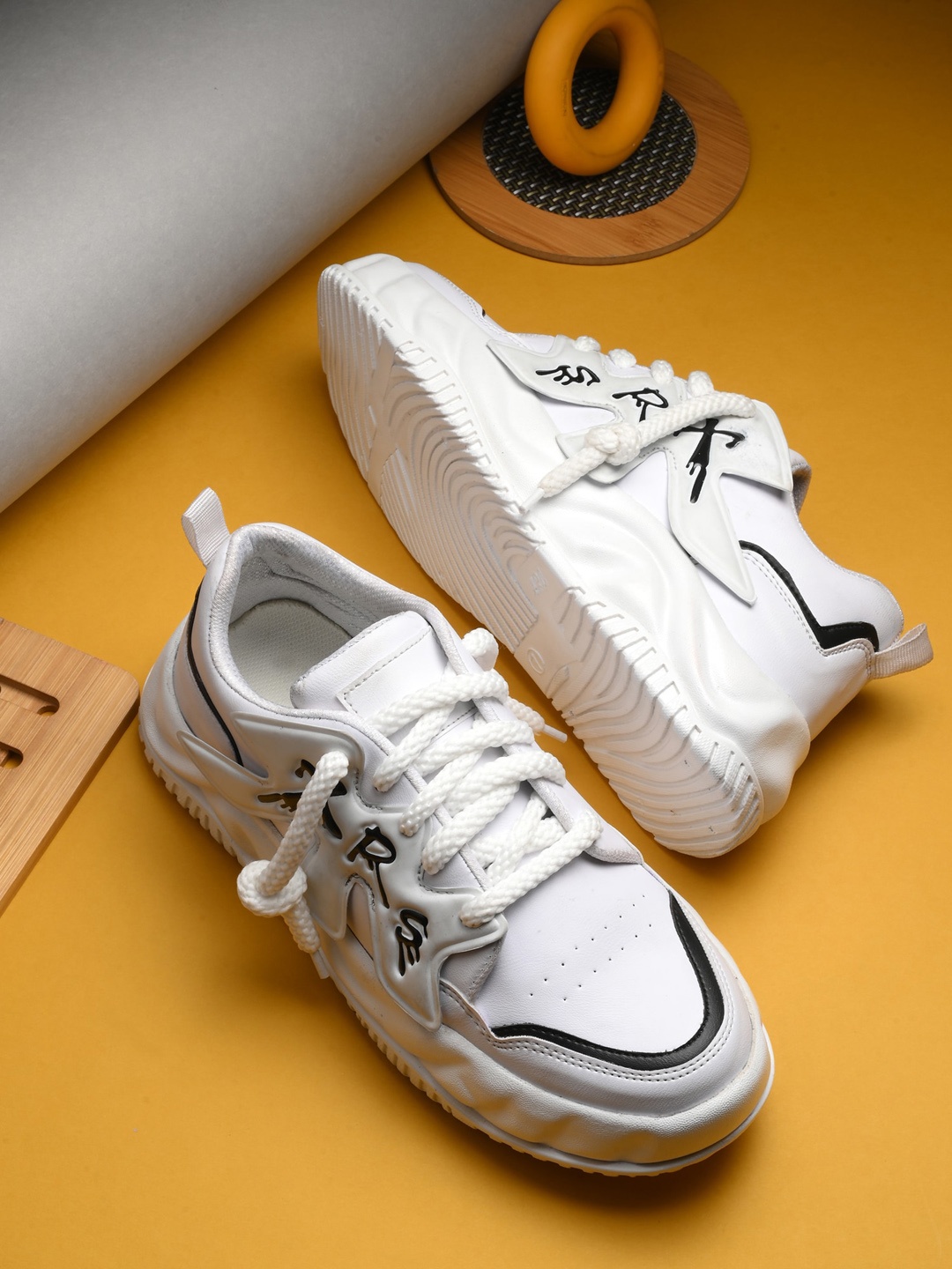 

KRAASA Men Round Toe Sneakers, White