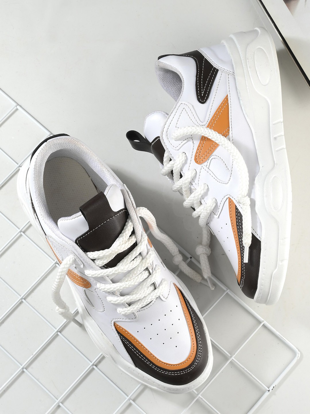 

KRAASA Men Round Toe Sneakers, White