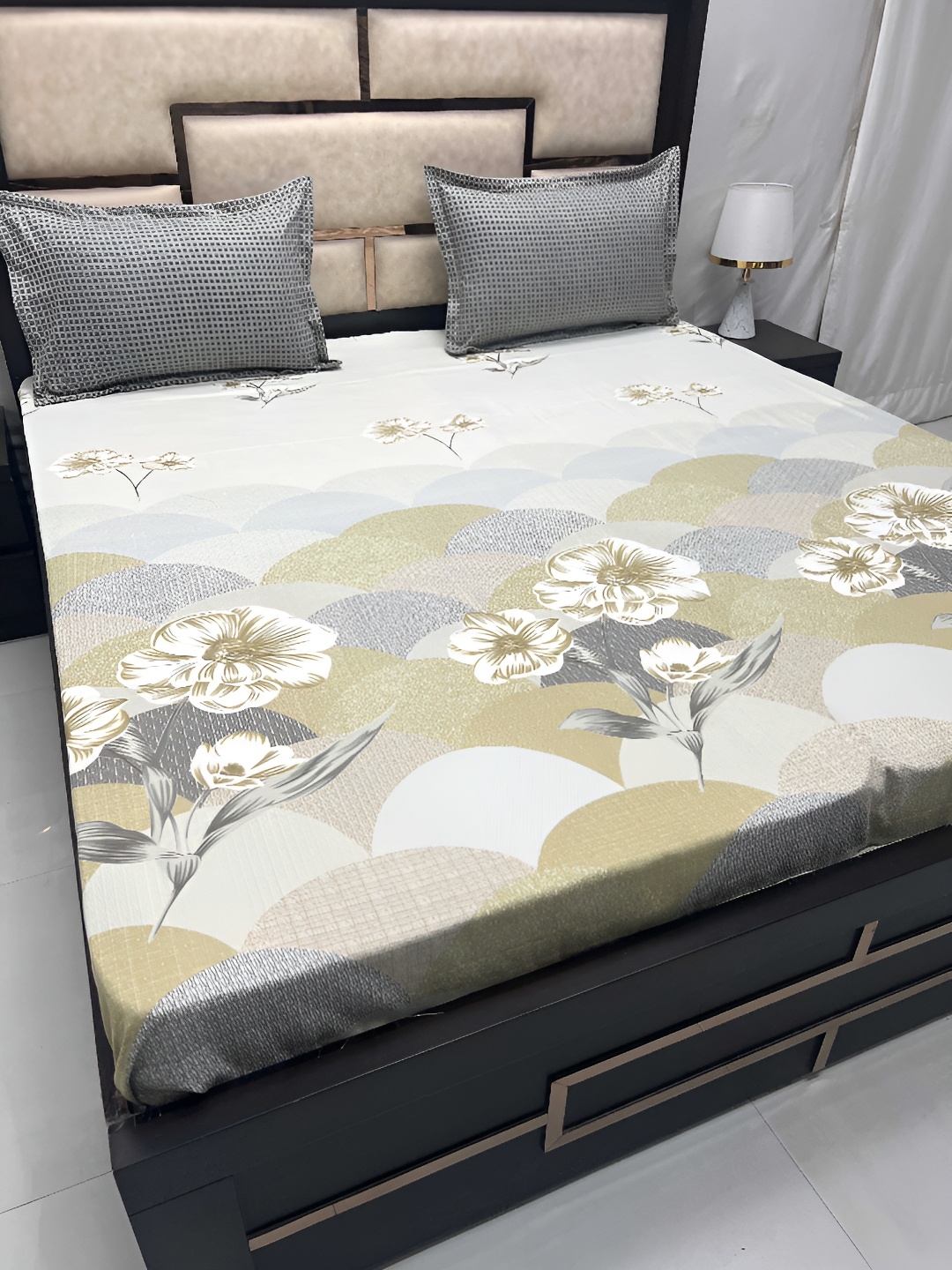 

Pure Decor Leisure Fur Green & White Floral Cotton King Bedsheet With 2 Pillow Covers