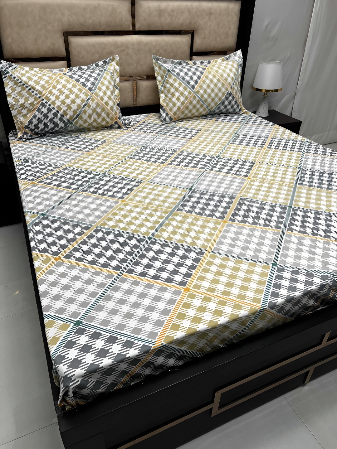 

Pure Decor Amulya White & Green Geometric Cotton Queen Bedsheet With 2 Pillow Covers
