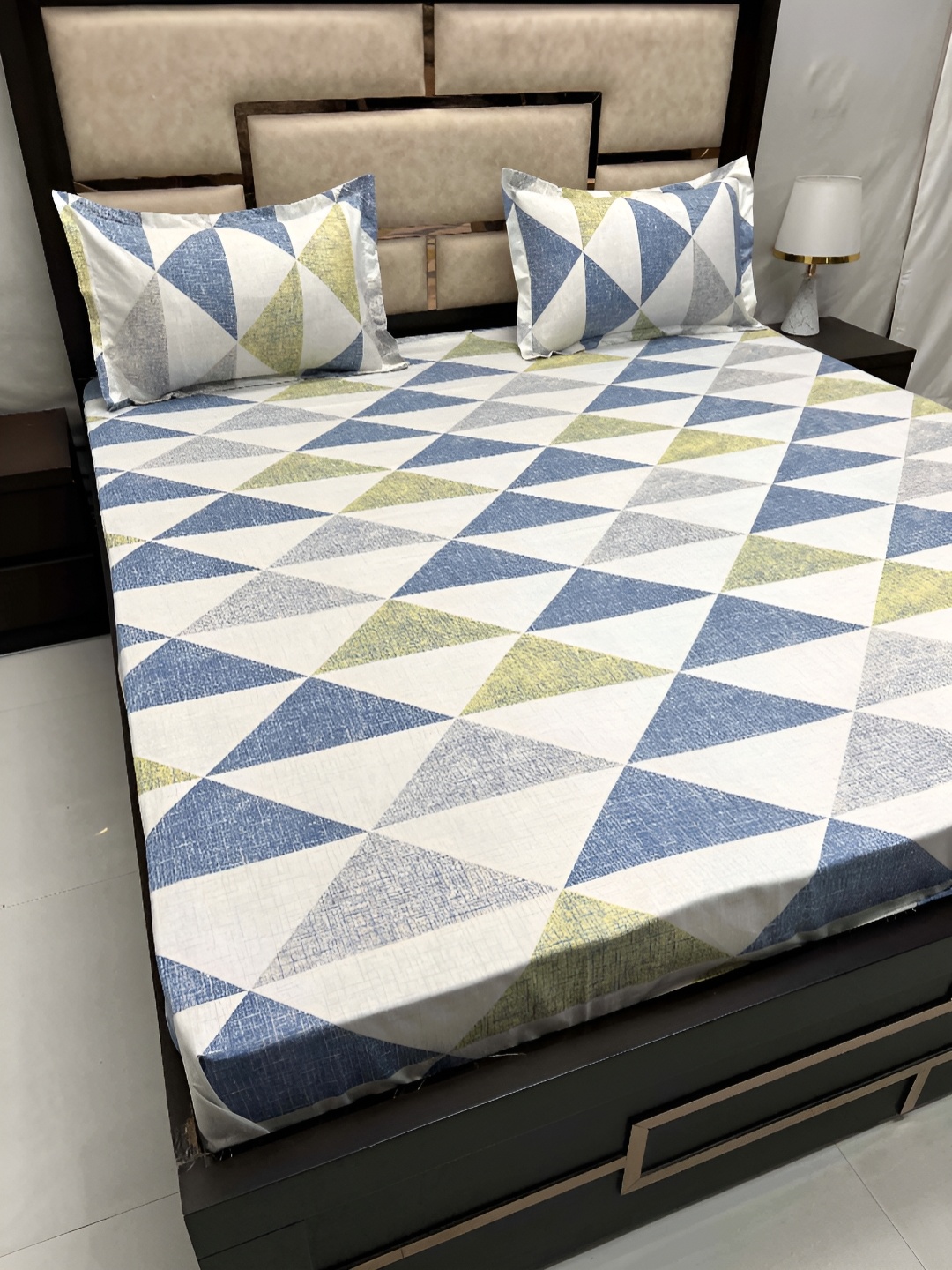 

Pure Decor Blue & White Geometric 220 TC Queen Bedsheet with 2 Pillow Covers