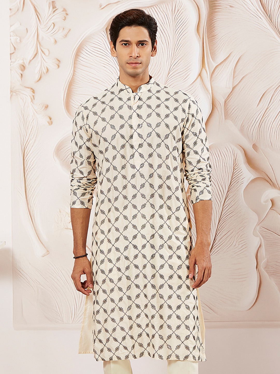 

VASTRAMAY Ethnic Motifs Embroidered Mandarin Collar Kurta, Cream