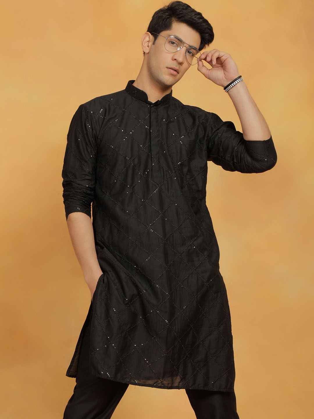 

VASTRAMAY Floral Embroidered Sequinned Mandarin Collar Straight Kurta, Black