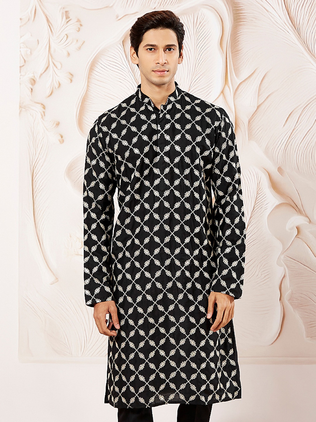 

VASTRAMAY Geometric Embroidered Thread Work Mandarin Collar Straight Kurta, Black