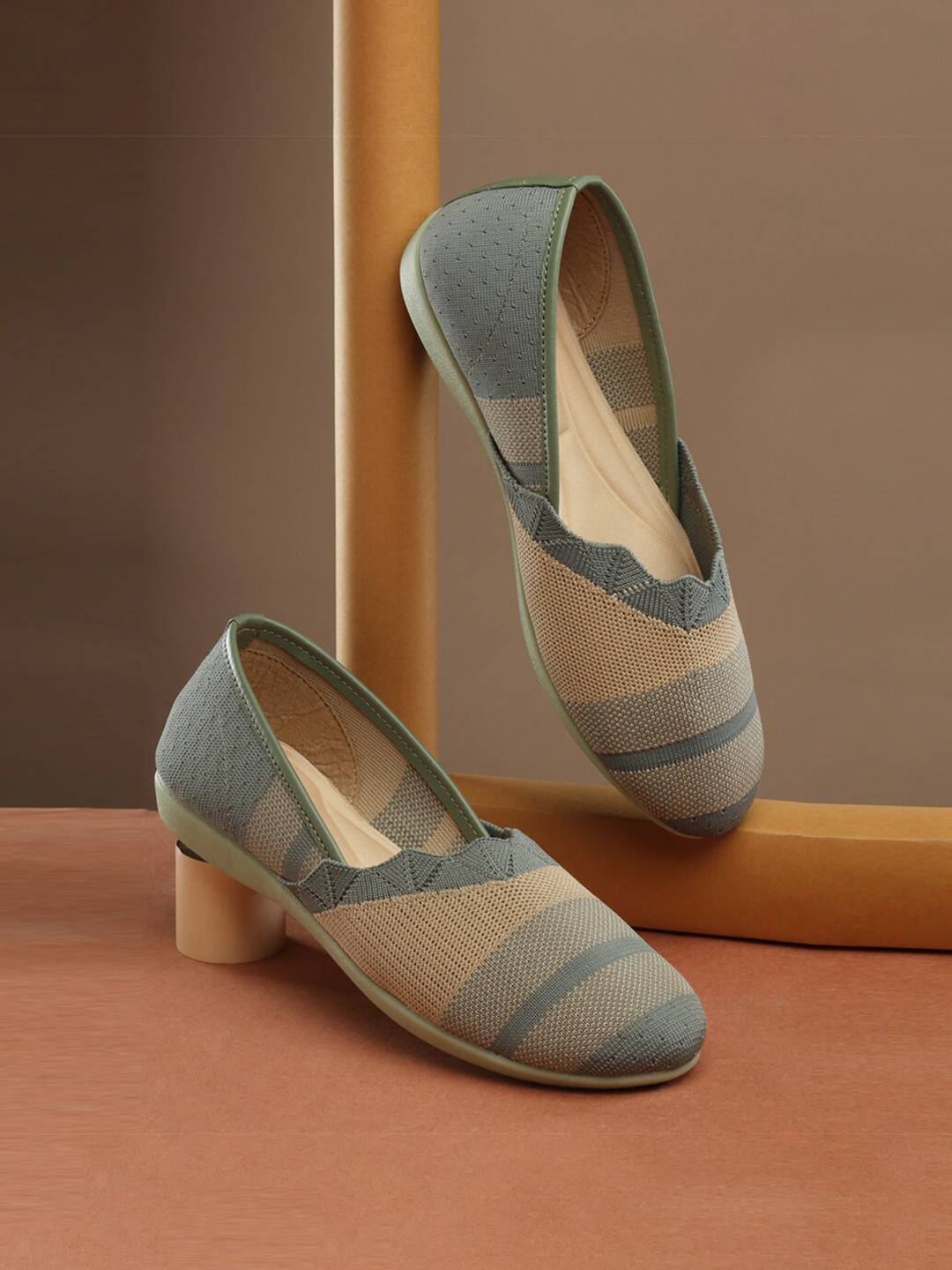 

DEAS Women Woven Design Mojaris, Grey
