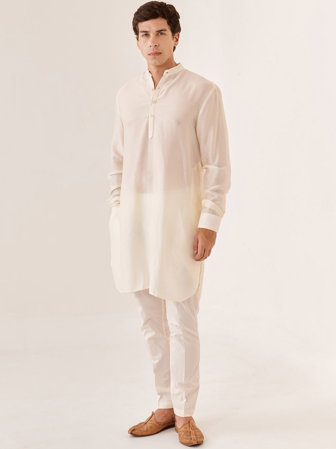 

QB MEN Mandarin Collar Long Sleeves Thread Work Silk Kurta, Off white