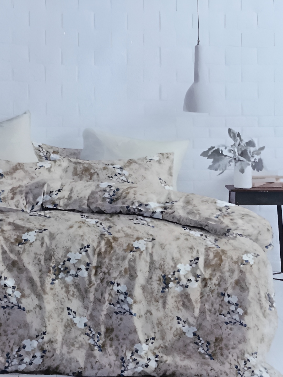 

Signature White & Beige Floral 180 TC Cotton King Bedsheet with 2 Pillow Covers