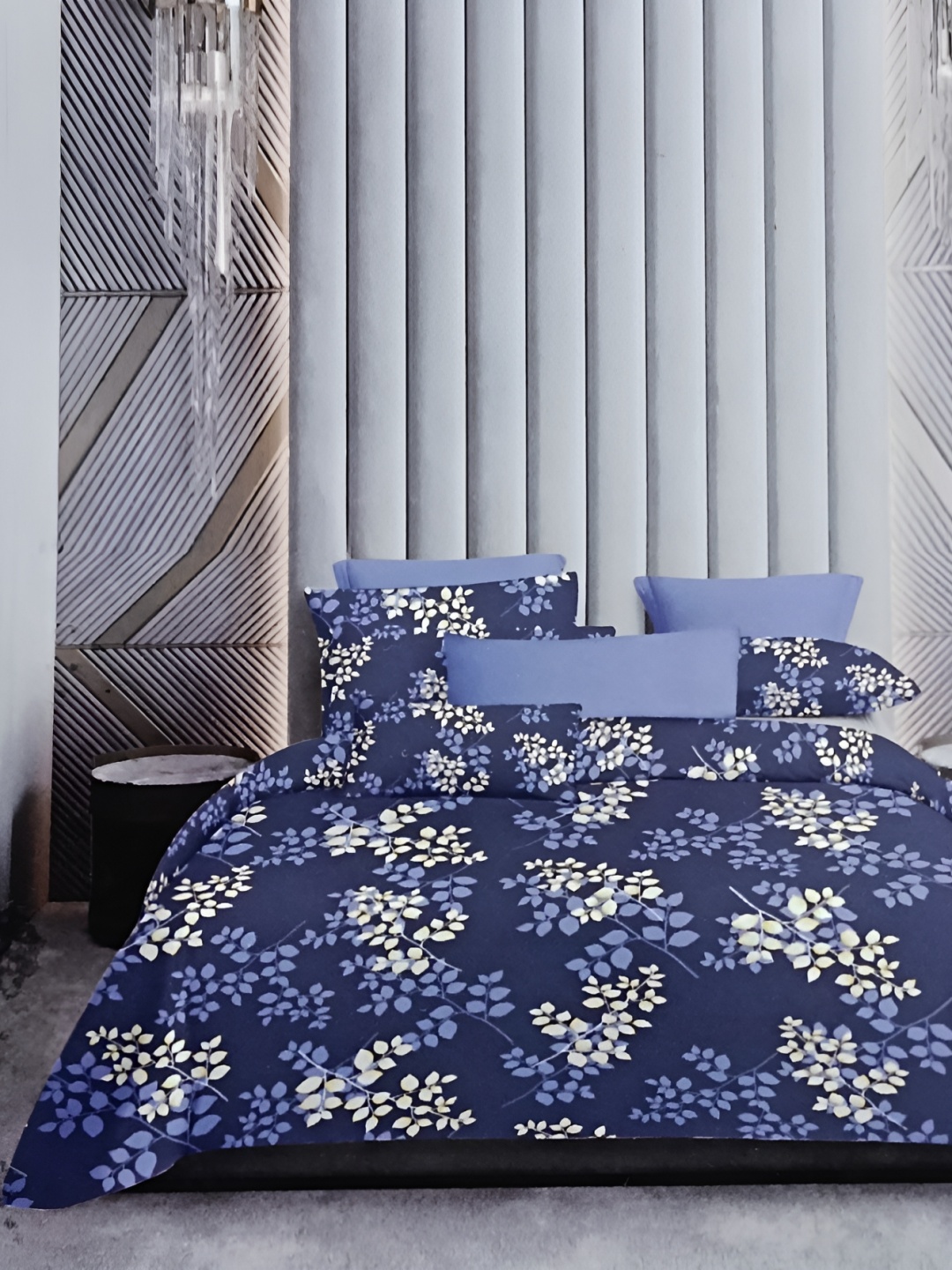 

Signature Blue & White Floral 180 TC King Bedsheet with 2 Pillow Covers
