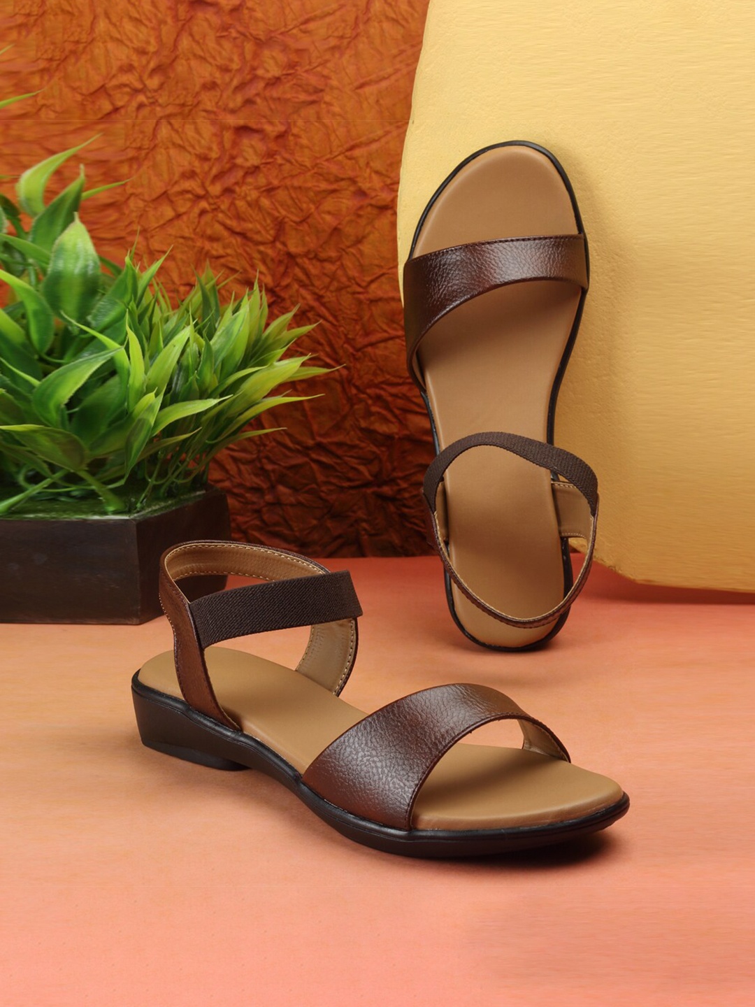 

sneakers villa Textured Open Toe Flats, Brown