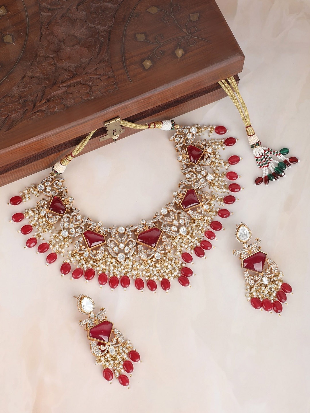 

AURAA TRENDS 22KT Gold-Plated Kundan-Studded & Beaded Jewellery Set