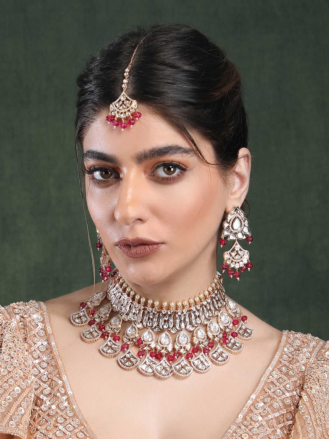 

AURAA TRENDS Gold-Plated Kundan Studded & Pearls Beaded Jewellery Set