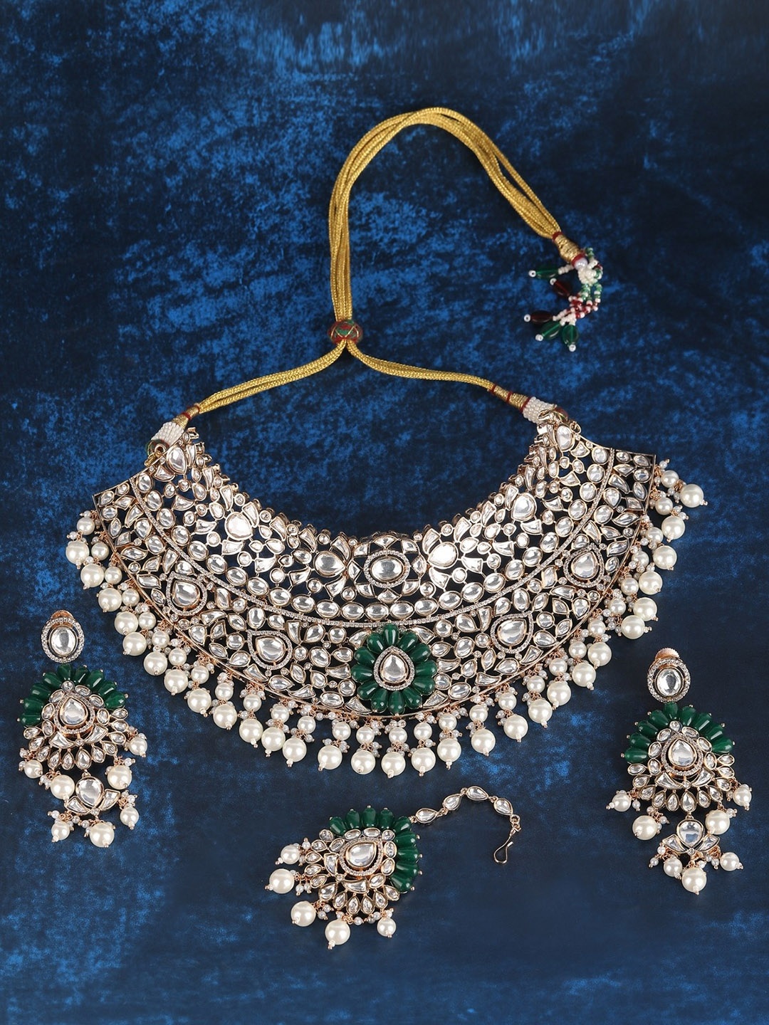 

AURAA TRENDS 22KT Gold Plated Kundan Studded & Beaded Jewellery Set