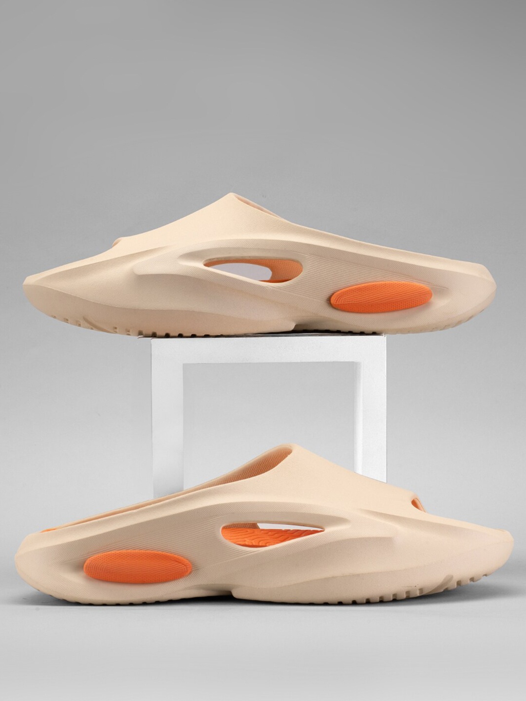 

Atom Men Clogs, Beige