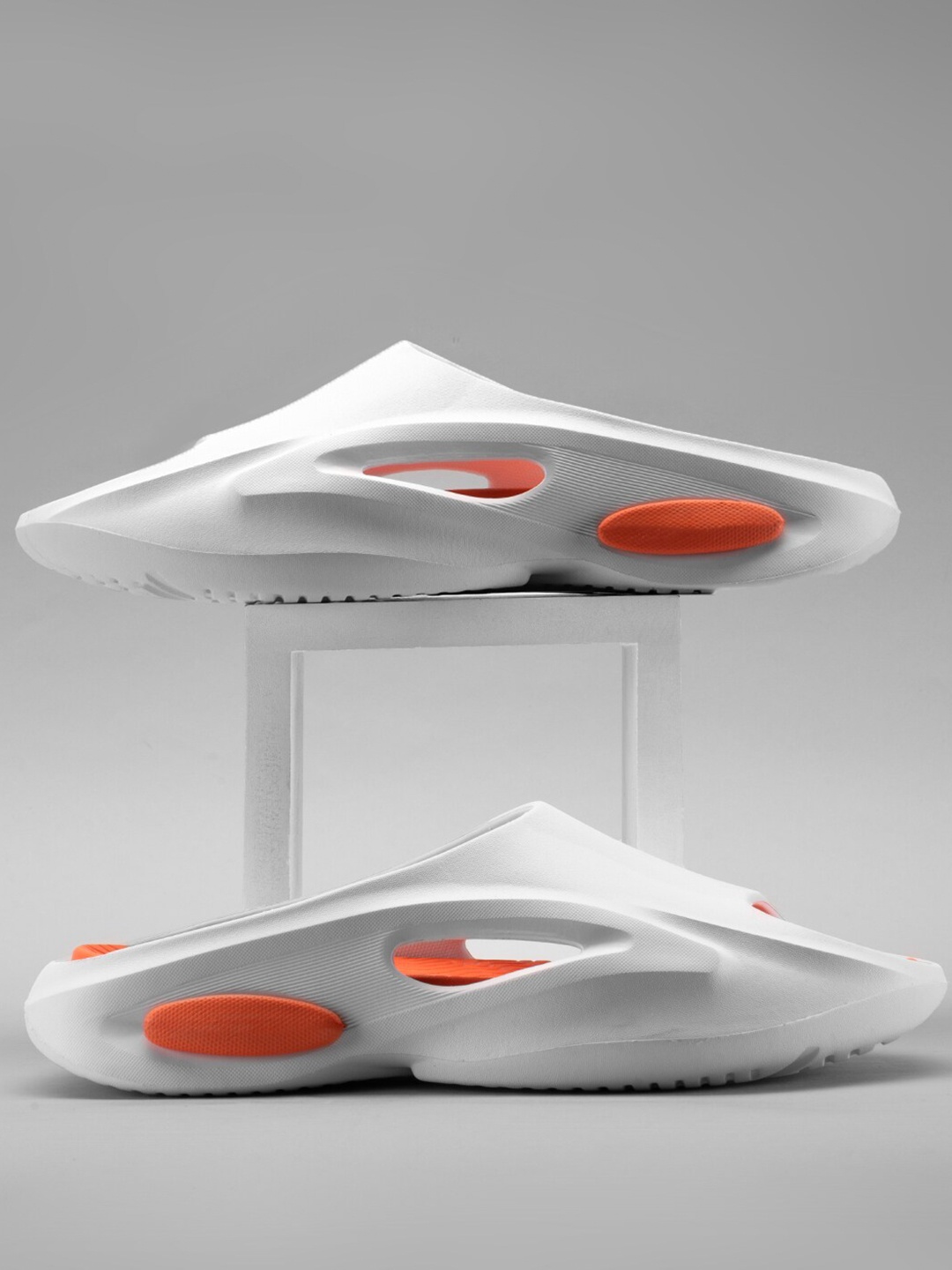 

Atom Men Clogs, White