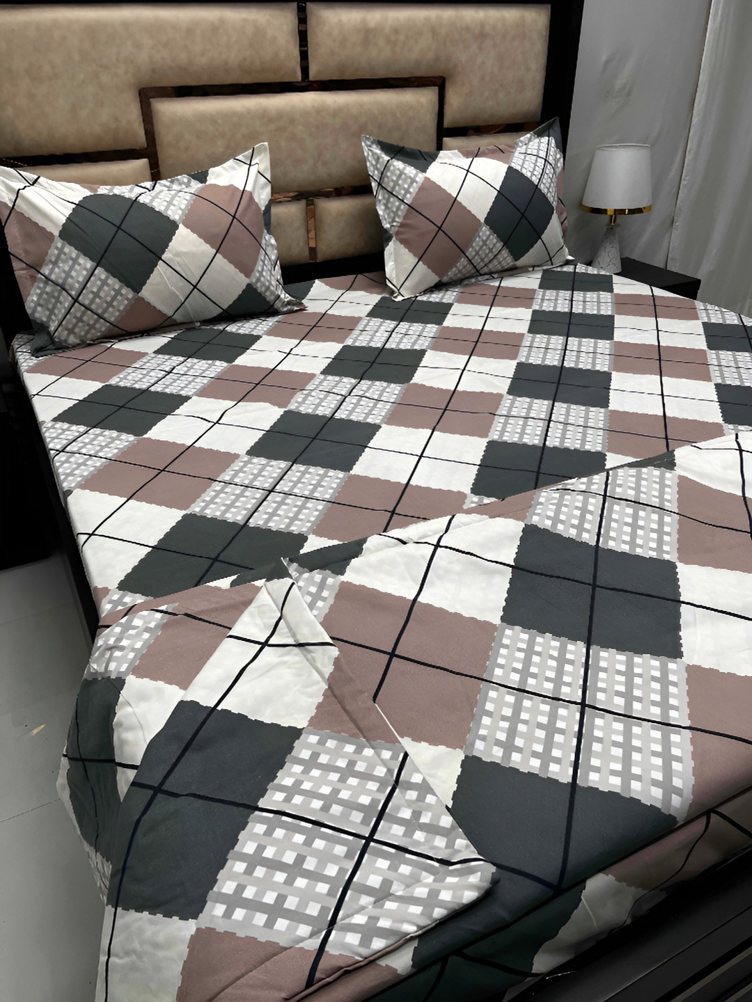 

Pure Decor White & Black Geometric Cotton Double King Superfine Bedding Set