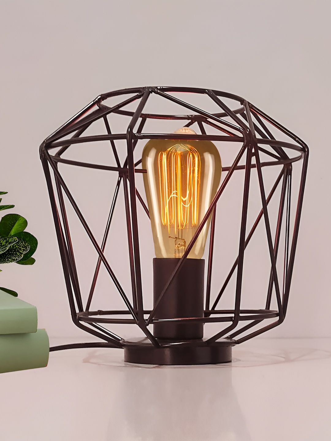 

Homesake Black Metal Traditional Abstract Shaped Table Lamp