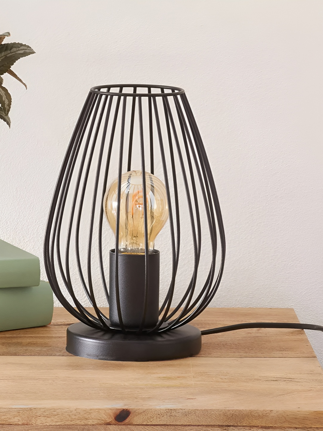 

Homesake Black Metal Traditional Abstract Shaped Table Lamp