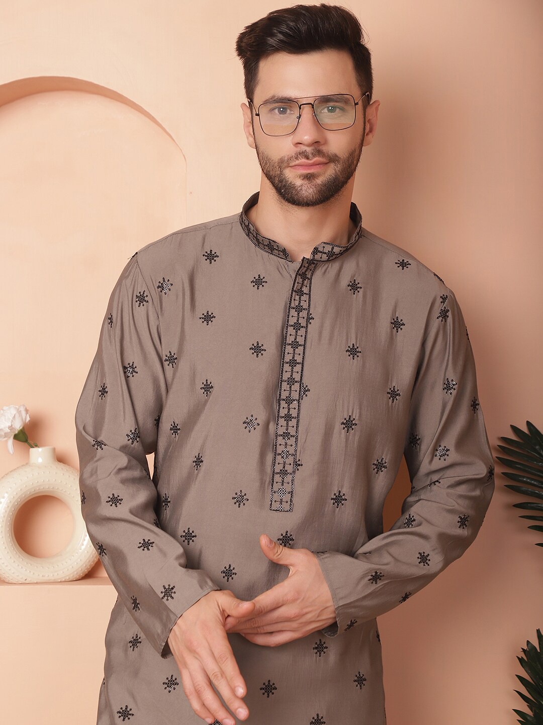 

Jompers Ethnic Motifs Sequinned Embroidered Straight Kurta With Pyjamas, Grey