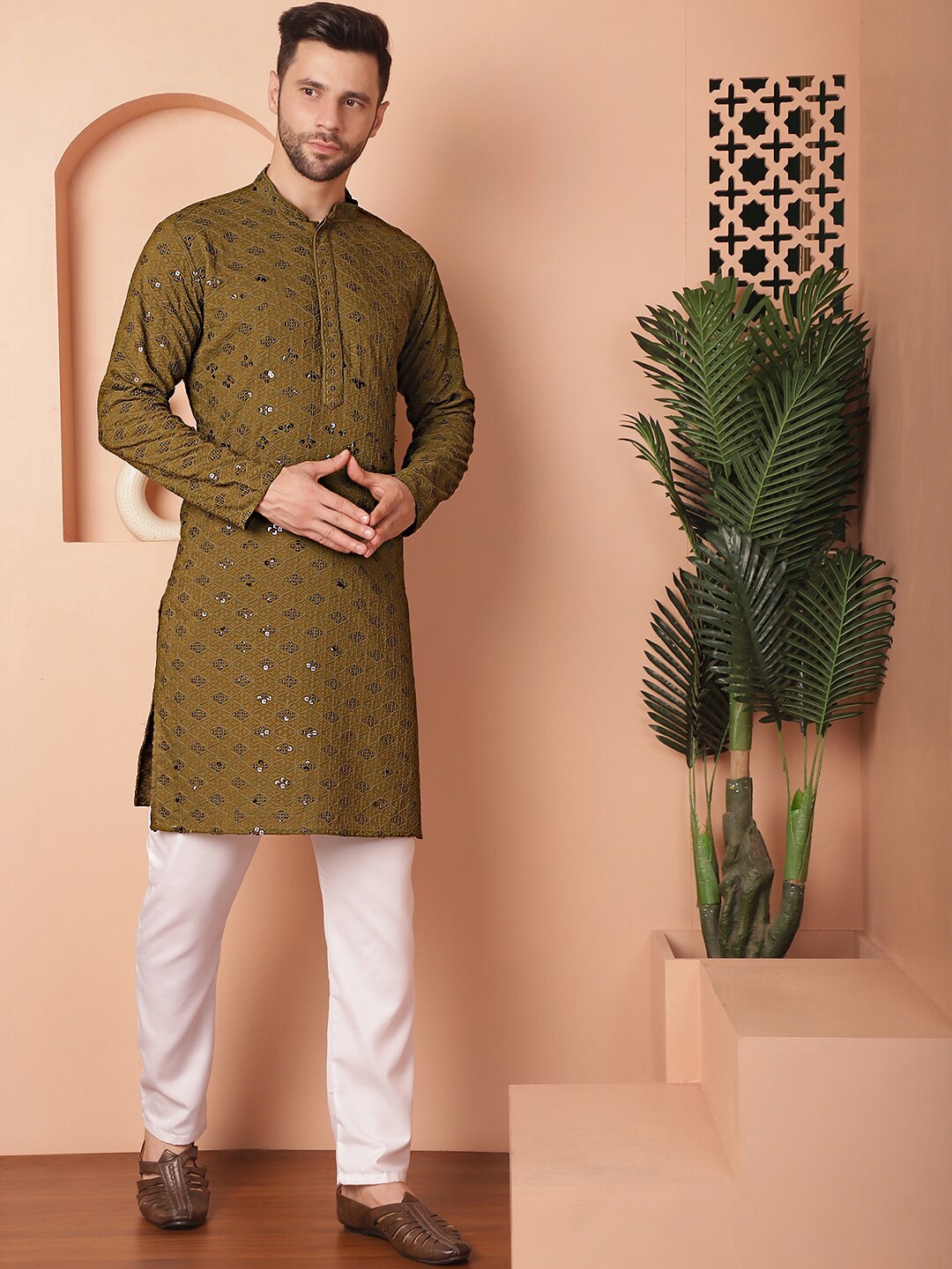 

Jompers Ethnic Motifs Sequinned Embroidered Regular Pure Cotton Kurta With Pyjamas, Green