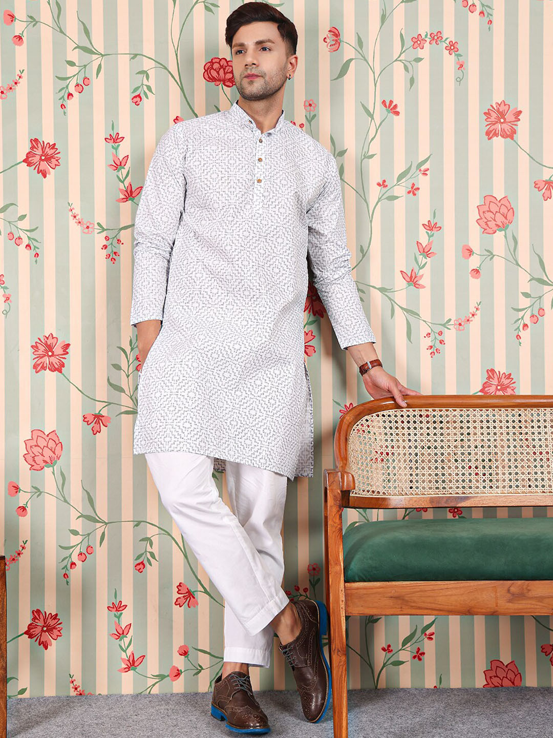 

Ode by House of Pataudi White Geometric Printed Straight Kurta With Trousers