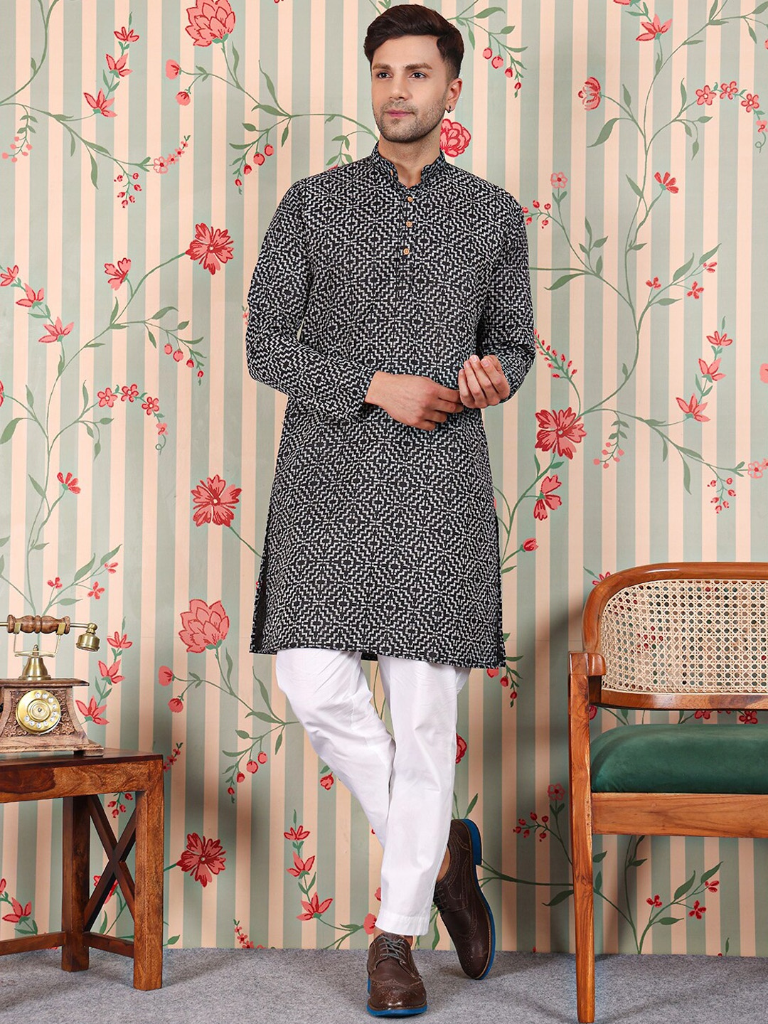 

Ode by House of Pataudi Geometric Printed Straight Kurta with Trousers, Black