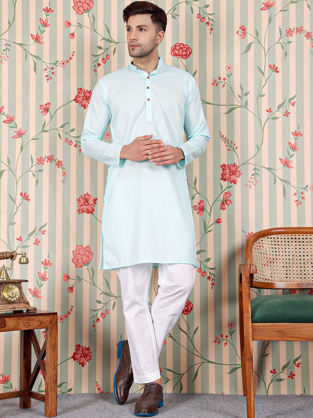 

Ode by House of Pataudi Band Collar Straight Kurta With Trousers, Blue