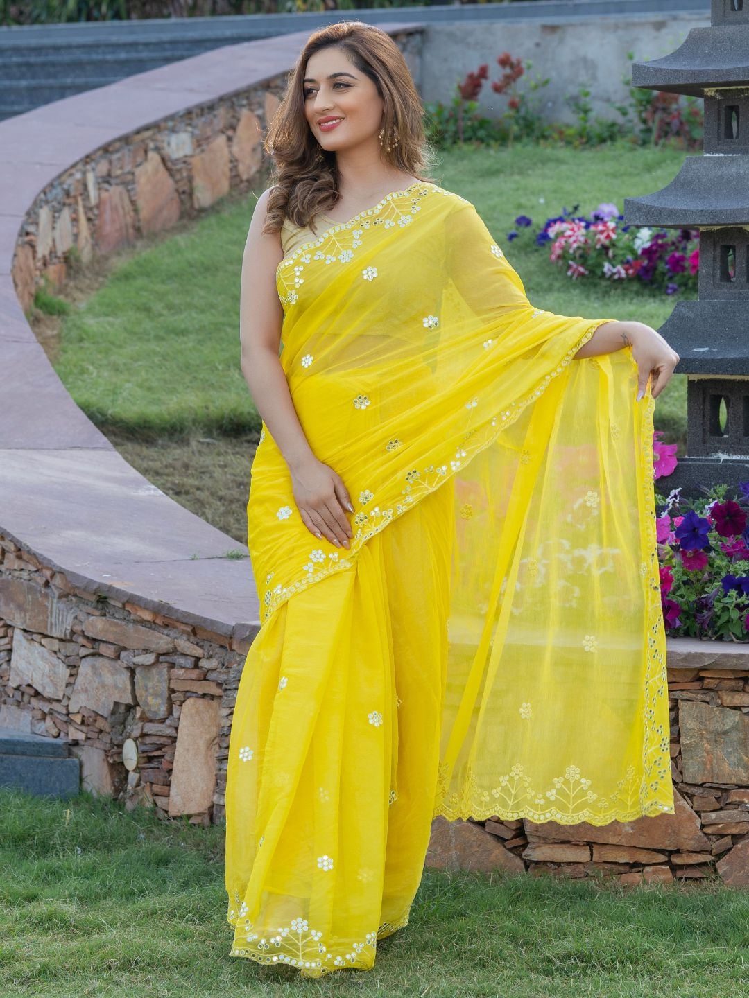 

HOUSE OF JAMOTI Ethnic Motifs Embroidered Saree, Yellow