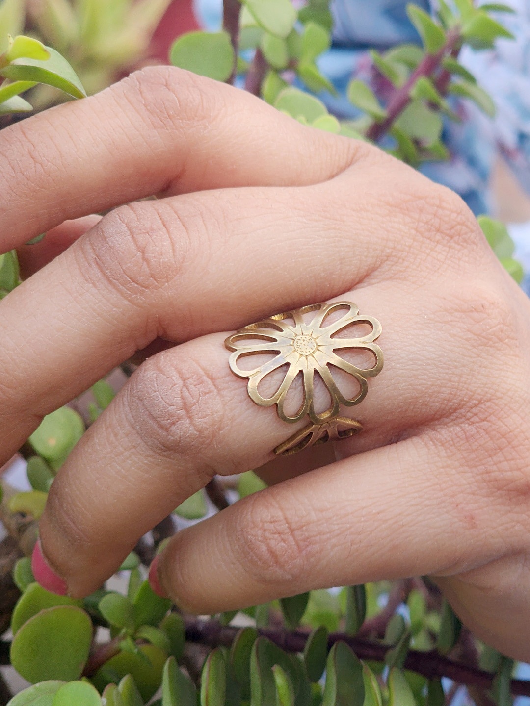 

Goldnera Brass Plated & Flower Charm Finger Ring, Bronze