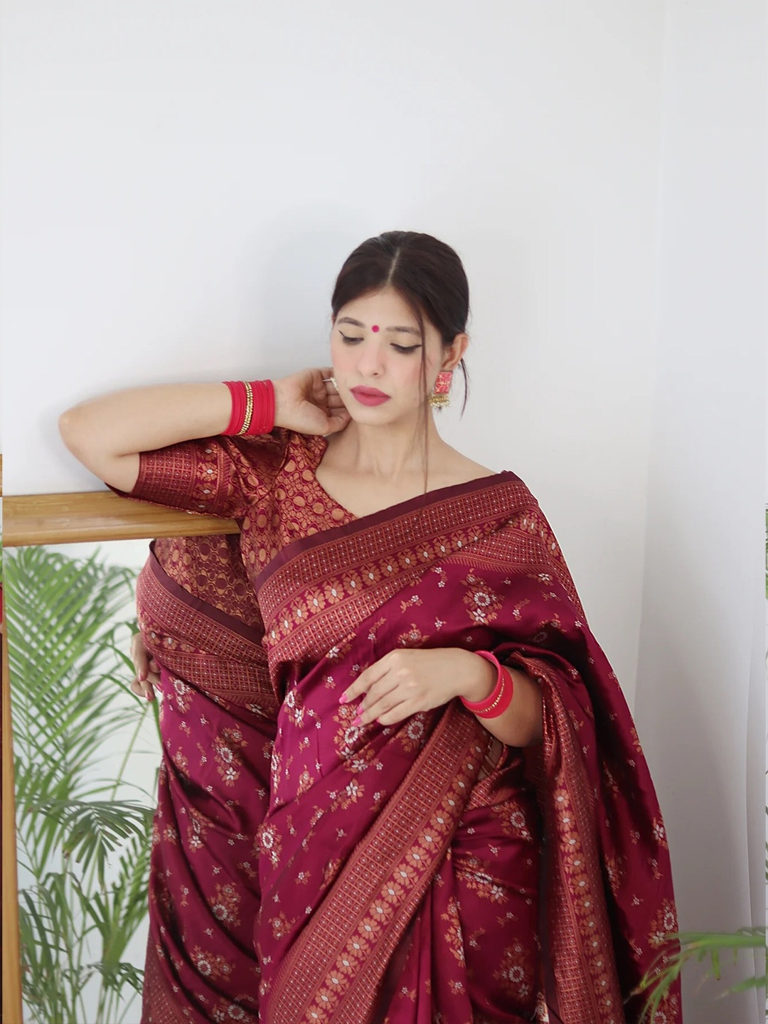 

DIVASTRI Floral Woven Design Pure Silk Kanjeevaram zari Saree, Purple