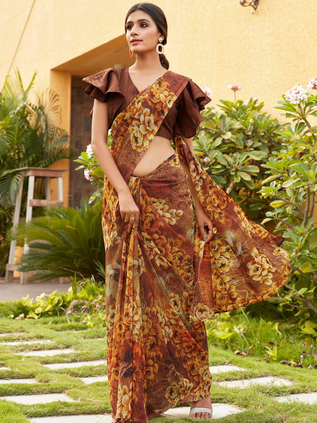 

HRITIKA Floral Printed Saree, Brown