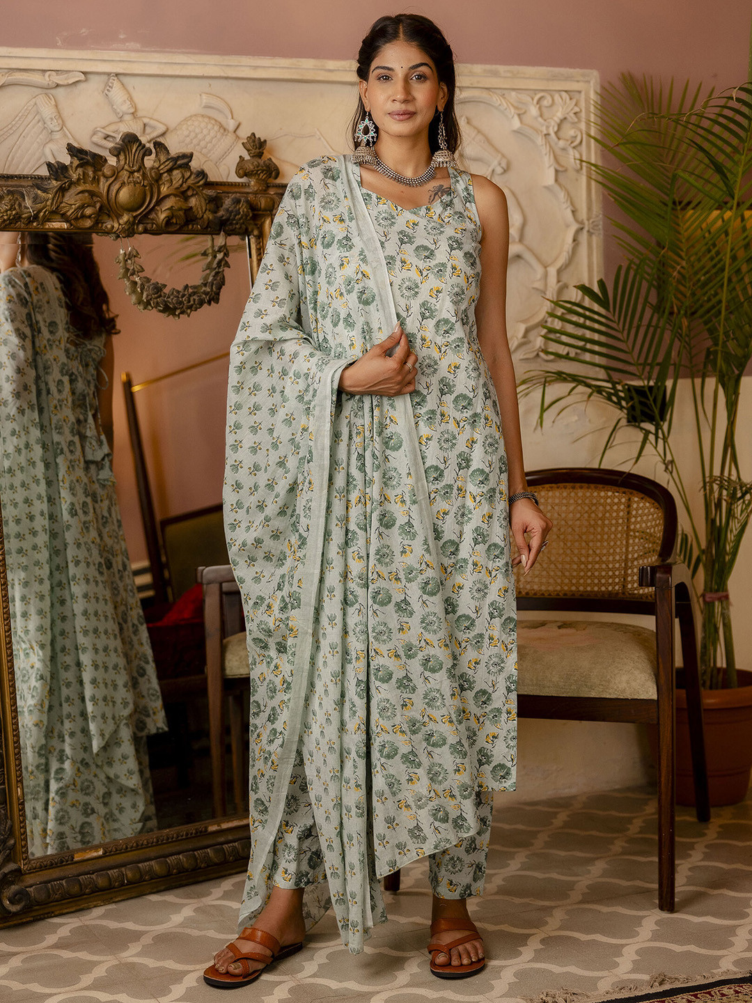 

Nayo Women Floral Printed Regular Pure Cotton Kurta with Trousers & With Dupatta, Green