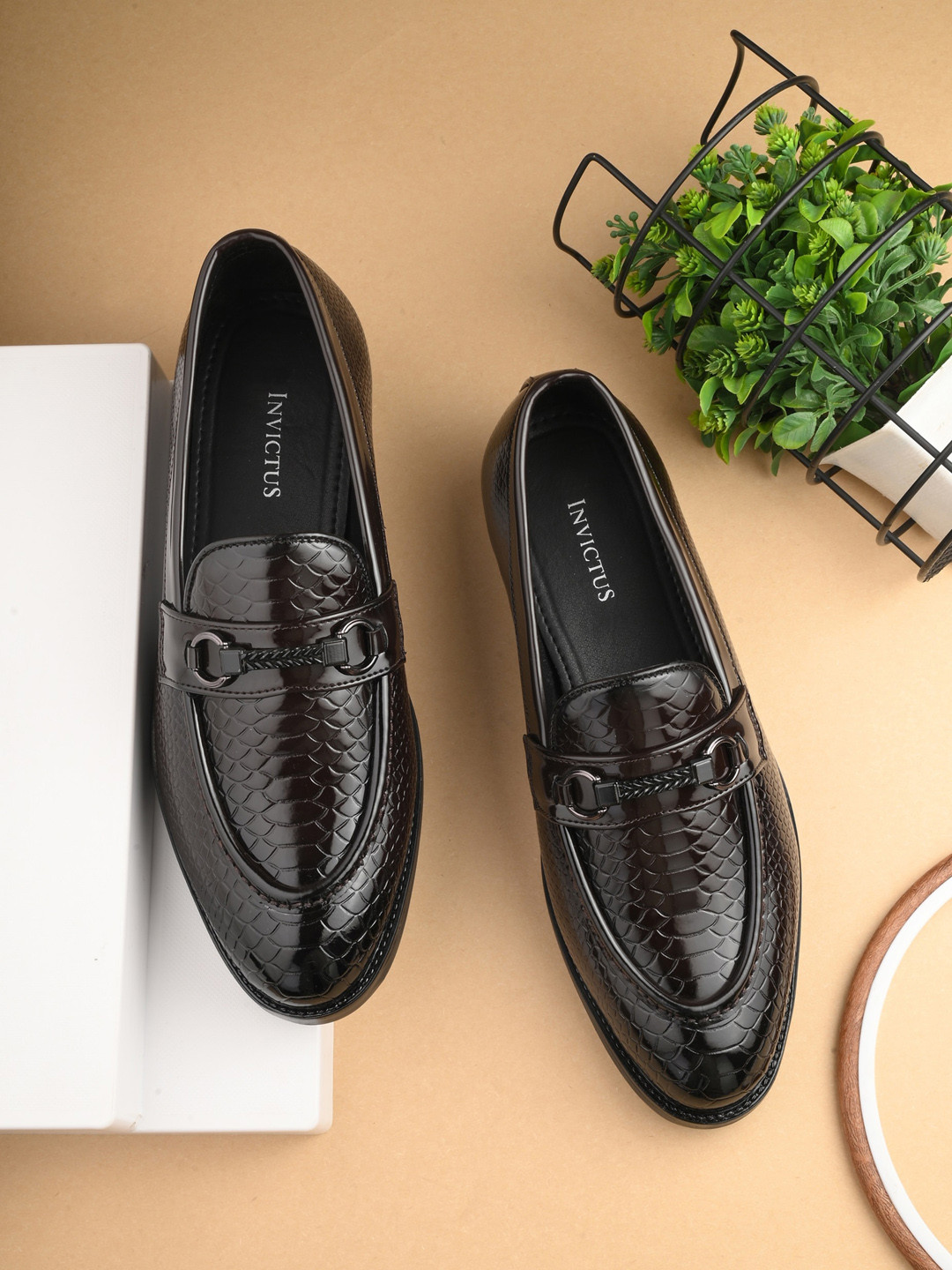 

INVICTUS Men Textured Metal Tab Detail Formal Loafers, Brown