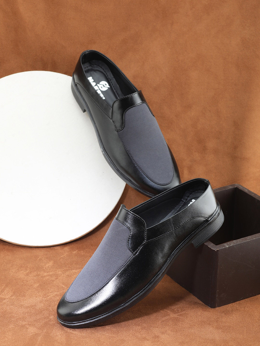 

HAKKEL Men Textured Formal Loafers, Black
