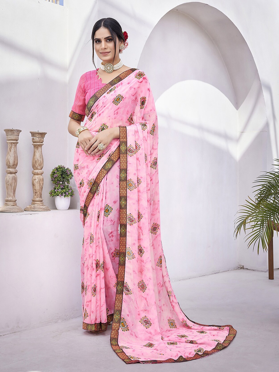 

MAGMINA Geometric Printed Pure Georgette Bandhani Saree, Pink