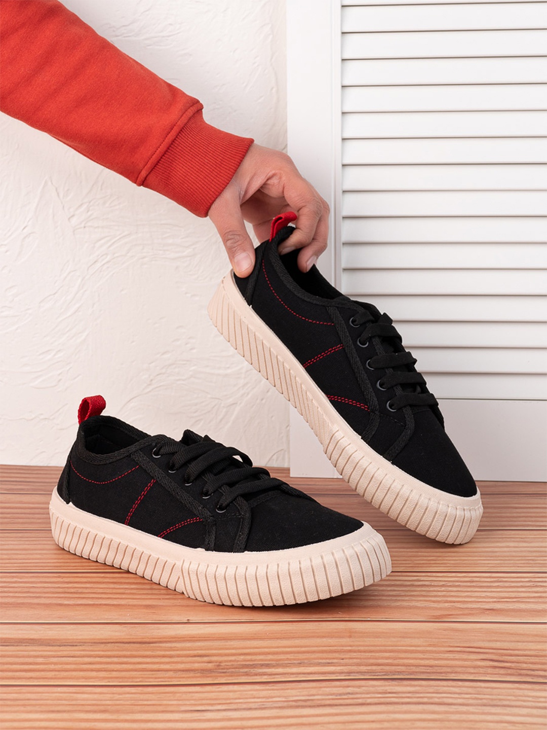 

Styli Men Solid Round Toe Canvas Sneakers, Black