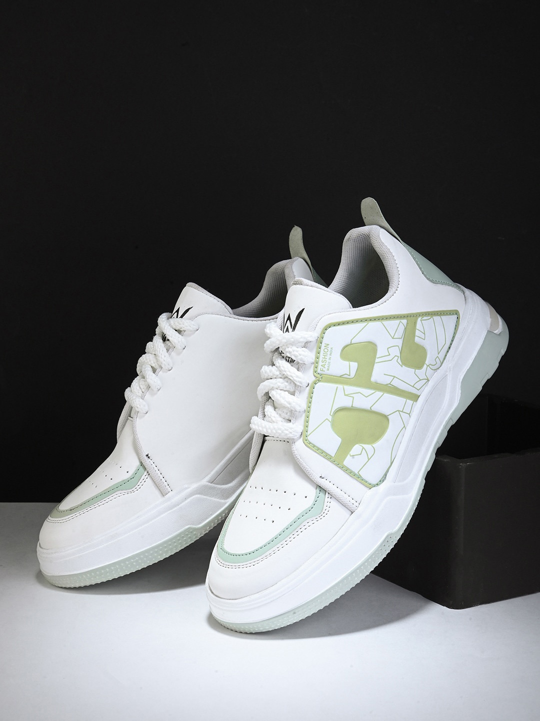 

Woakers Men Colourblocked Lace Up Sneakers, White
