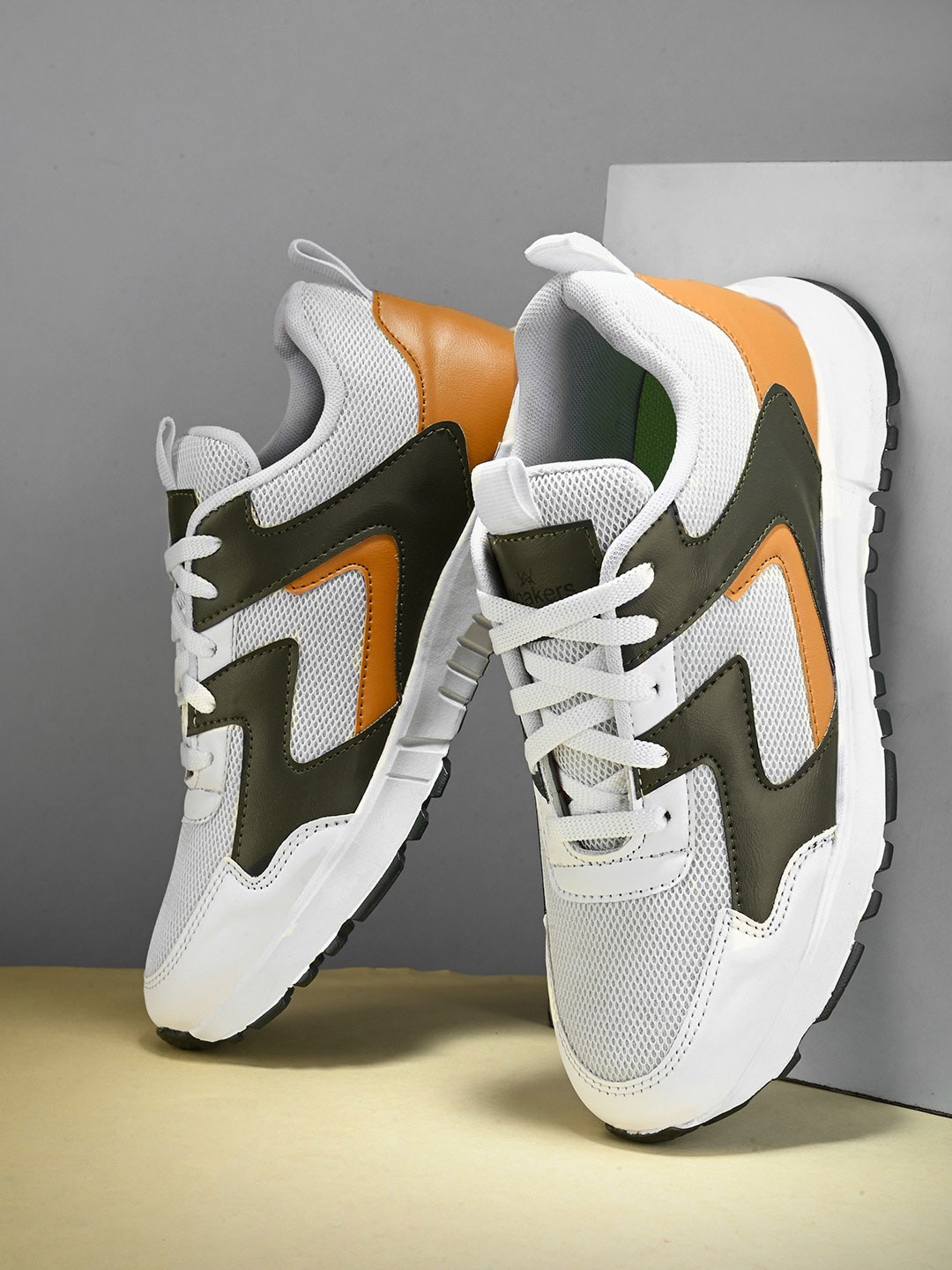 

Woakers Men Colourblocked Contrast Sole Lace-Ups Sneakers, White
