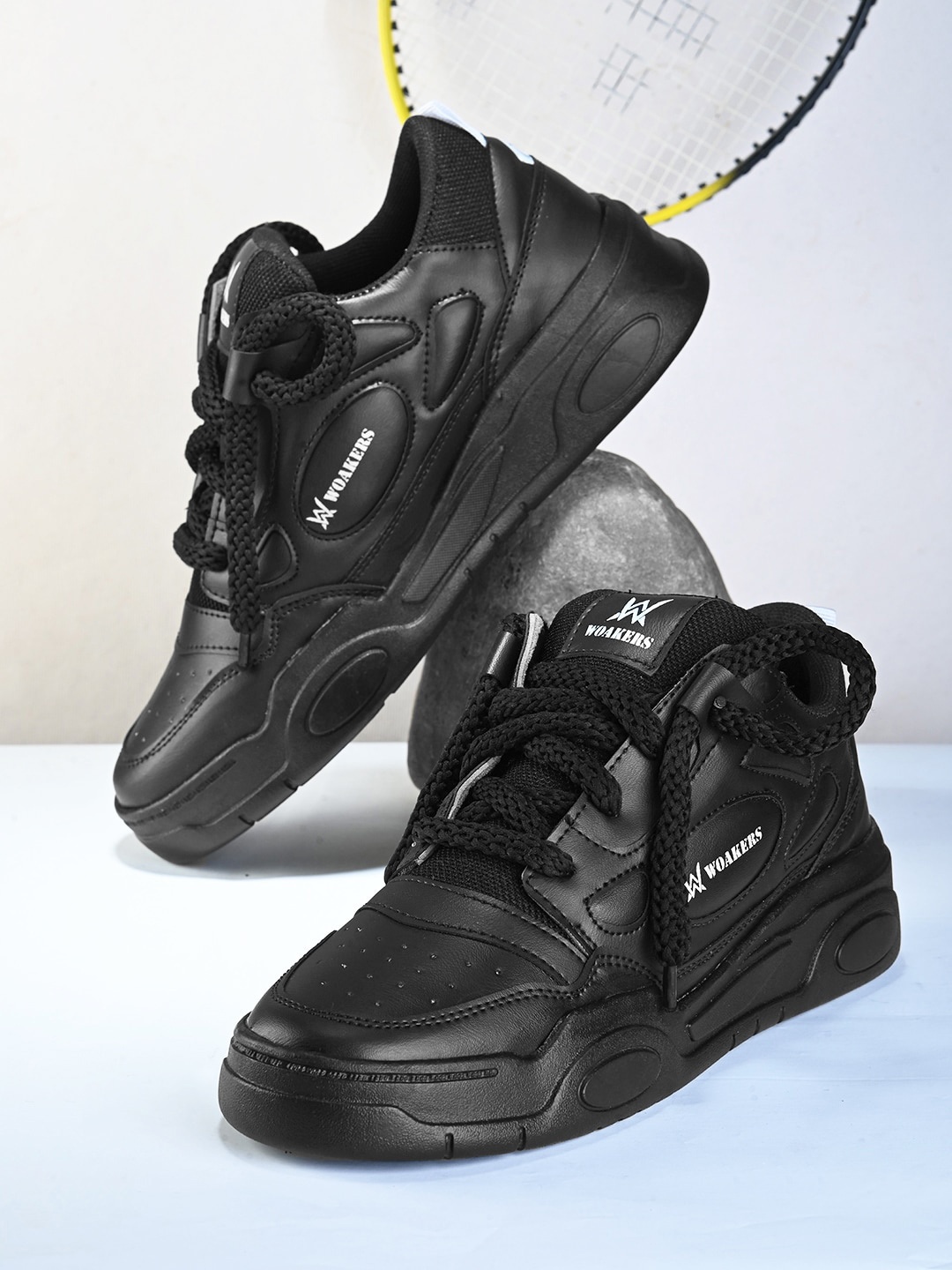 

Woakers Men Perforations Lace Up Sneakers, Black