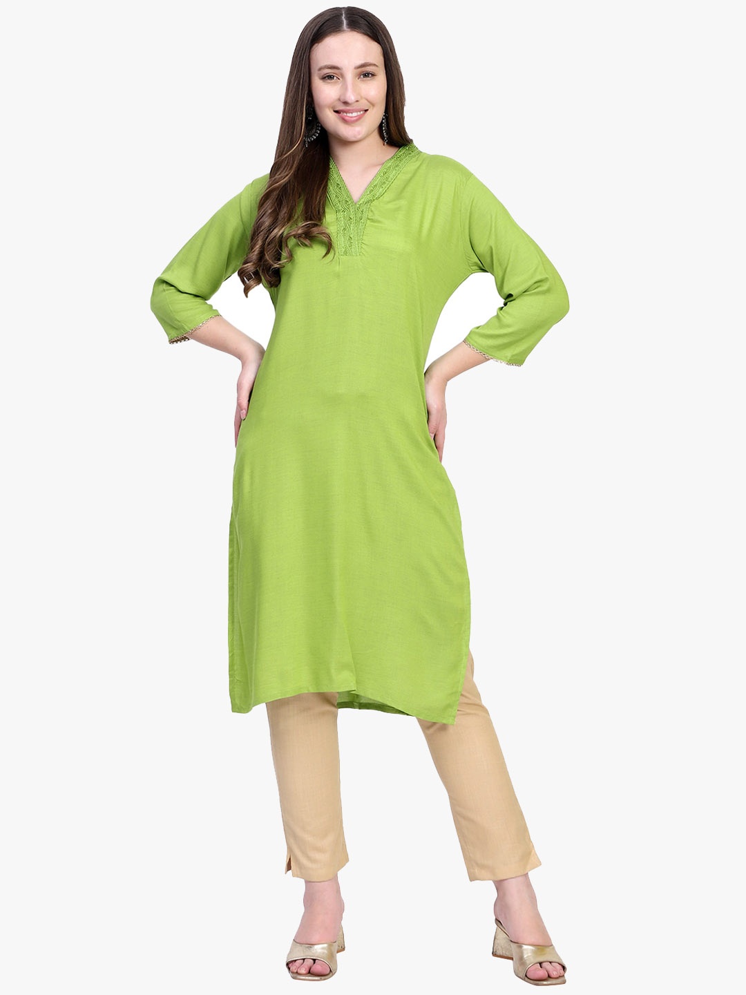 

Rosecloud Thread Work V-Neck Straight Kurta with Trousers, Green