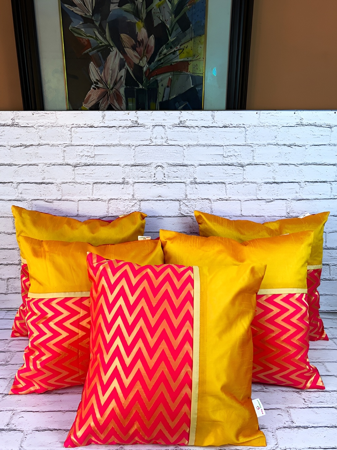 

Pink Parrot Pink & Gold-Toned 5 Pieces Geometric Printed Square Cushion Covers