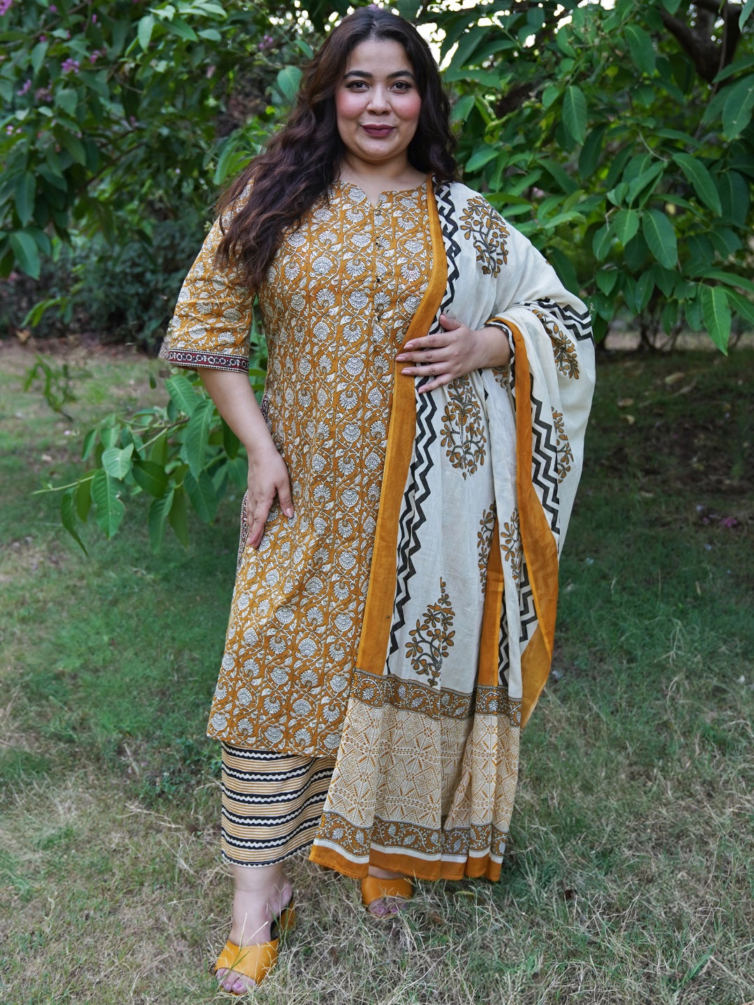 

EXTRA LOVE BY LIBAS Plus Size Printed Regular Pure Cotton Kurta with Palazzos & Dupatta, Mustard