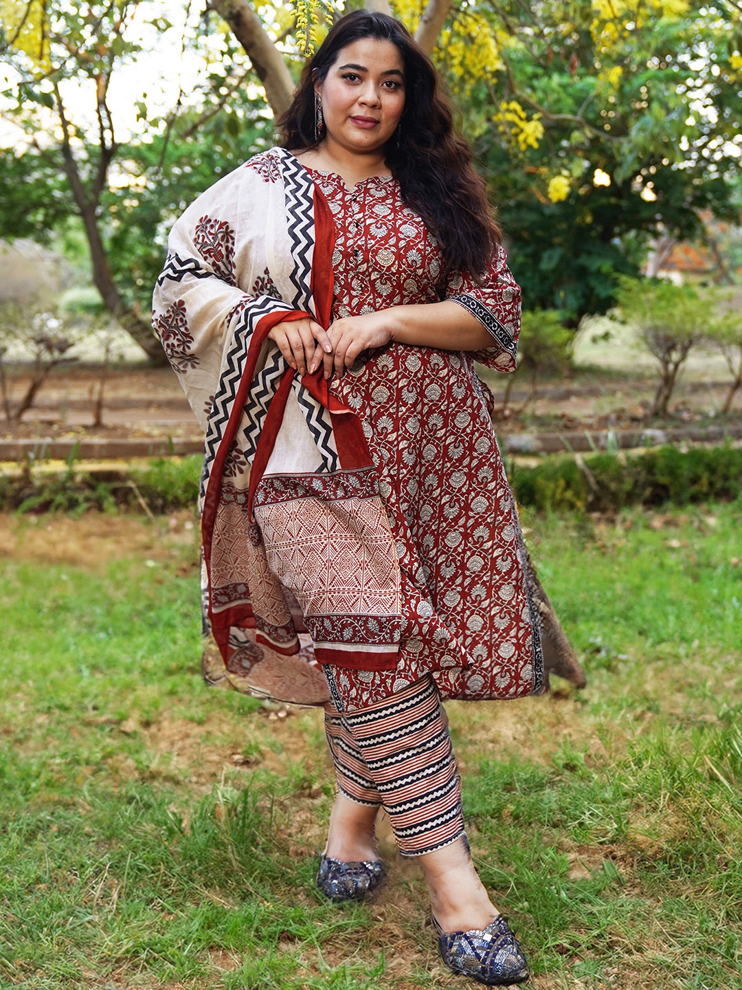 

EXTRA LOVE BY LIBAS Plus Size Floral Printed Pure Cotton Kurta With Palazzos & Dupatta, Maroon