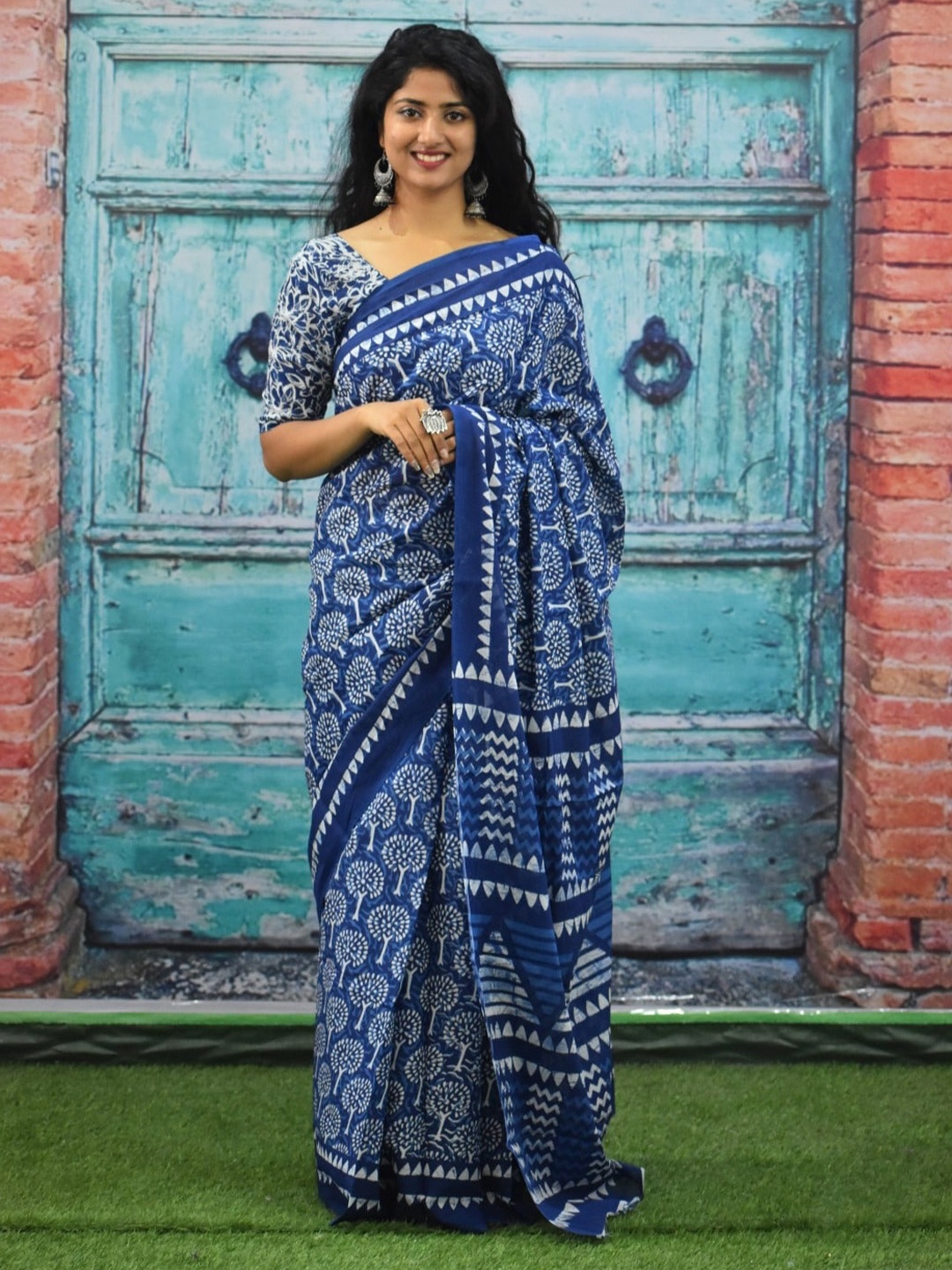 

clothonus Geometric Printed Pure Cotton Saree, Blue
