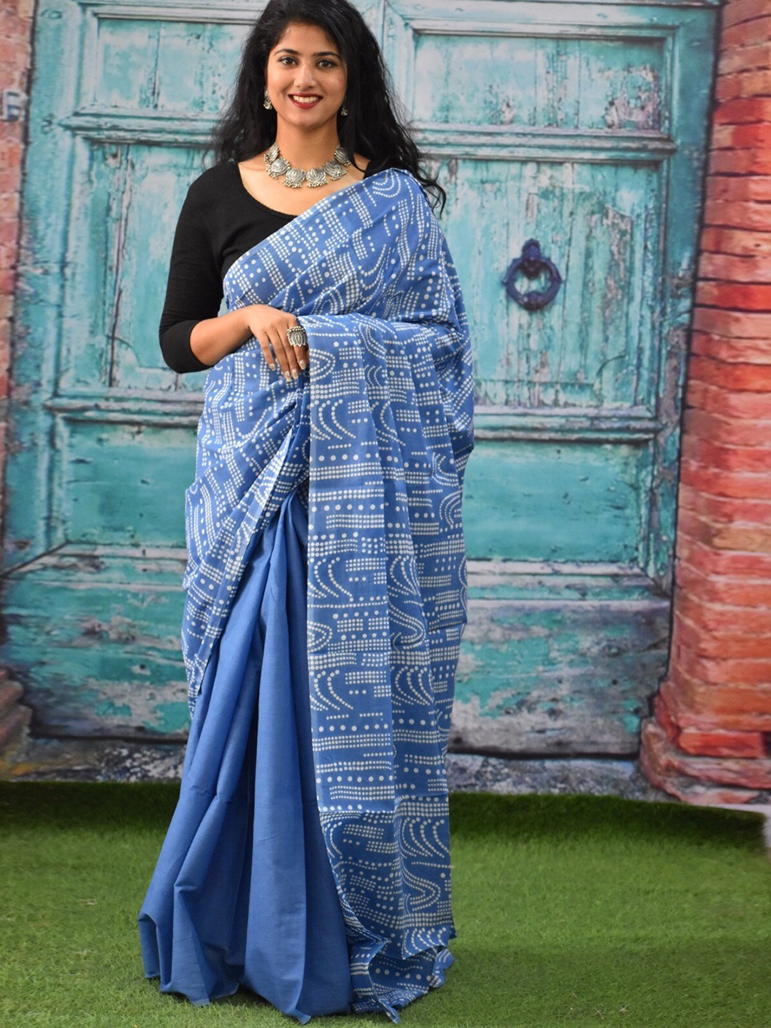 

clothonus Geometric Printed Pure Cotton Saree, Blue